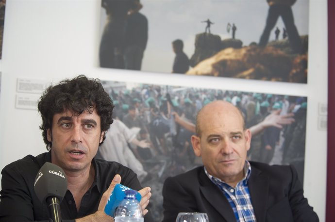 El fotógrafo Emilio Morenatti con el alcalde de Armilla, Gerardo Sánchez