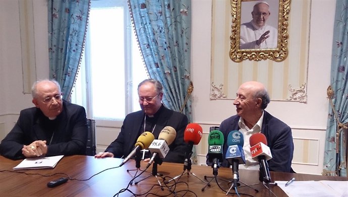 Momento de la firma de convenios entre las tres partes implicadas.