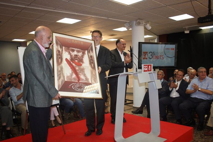 García Miralles y Puig muestran un cuadro sobre el 35 aniversario del PSPV