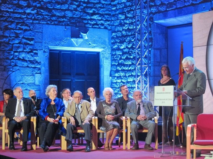 El conseller F.Mascarell con los Premis Nacionals de Cultura 2013