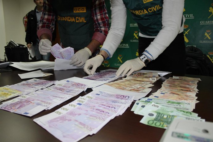 Guardia Civil con el dinero incautado en la Operación Heracles