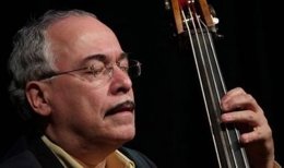 El bajista internacional Eddie Gómez, nombrado Doctor Honoris Causa por Berklee