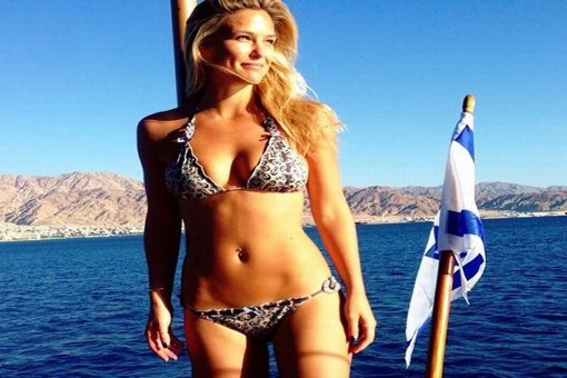 Bar Refaeli luce cuerpo en Israel