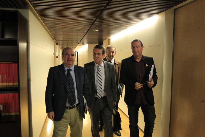 Zarrías y representantes parlamentarios en una reunión sobre reforma local