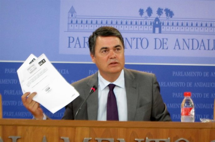 El portavoz del PP-A en el Parlamento, Carlos Rojas, enseña enmiendas de PSOE-A