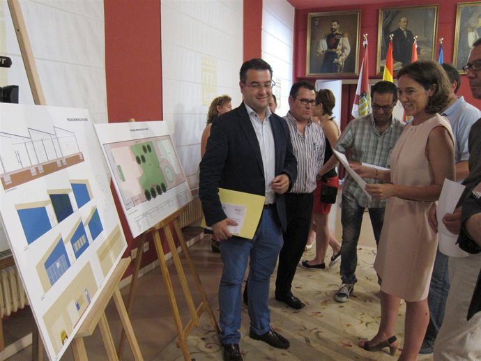 Gamarra observa el proyecto de las piscinas, con Merino y vecinos de Varea