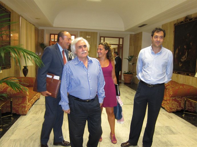 Alburquerque (izda.) y Baquerín (dcha.) tras Rafael Gómez