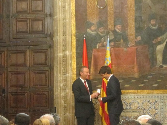 Albelda recibiendo el premio del Consell