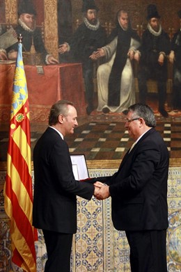 Esteve recibe el galardón de manos de Fabra