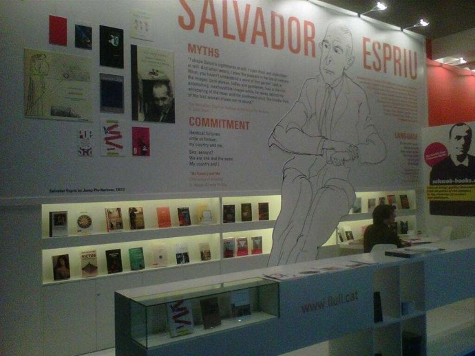 Estand de Salvador Espriu en la Feria de Frankfurt