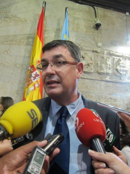 Enric Morera atendiendo a los medios de comunicación 