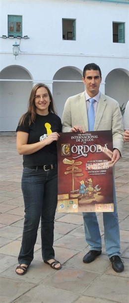 Fernández y Palomares con el cartel del Festival