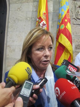 Sanz atendiendo a los medios