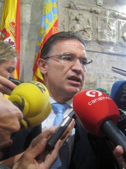 Serafín Castellano atendiendo a los medios de comunicación 