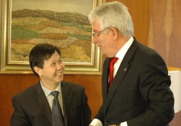 Jing Zhang y el rector de la ULE, José Ángel Hermida