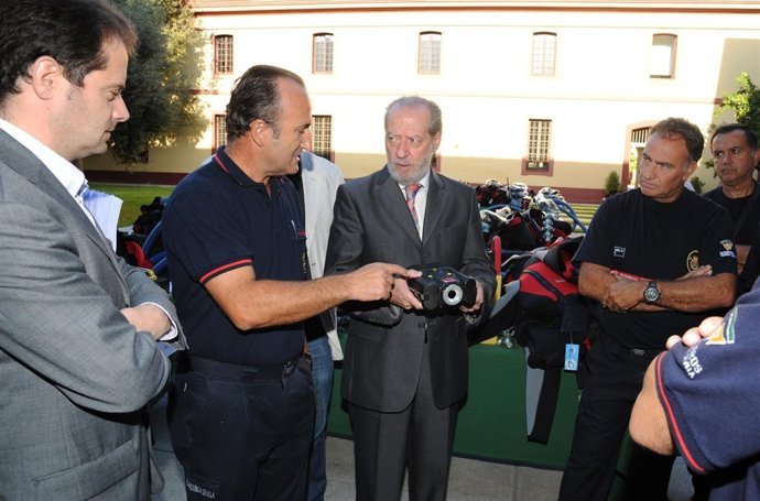 Villalobos en la entrega de material