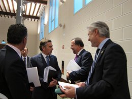 Beamonte charla con el diputado de CHA momentos antes del pleno