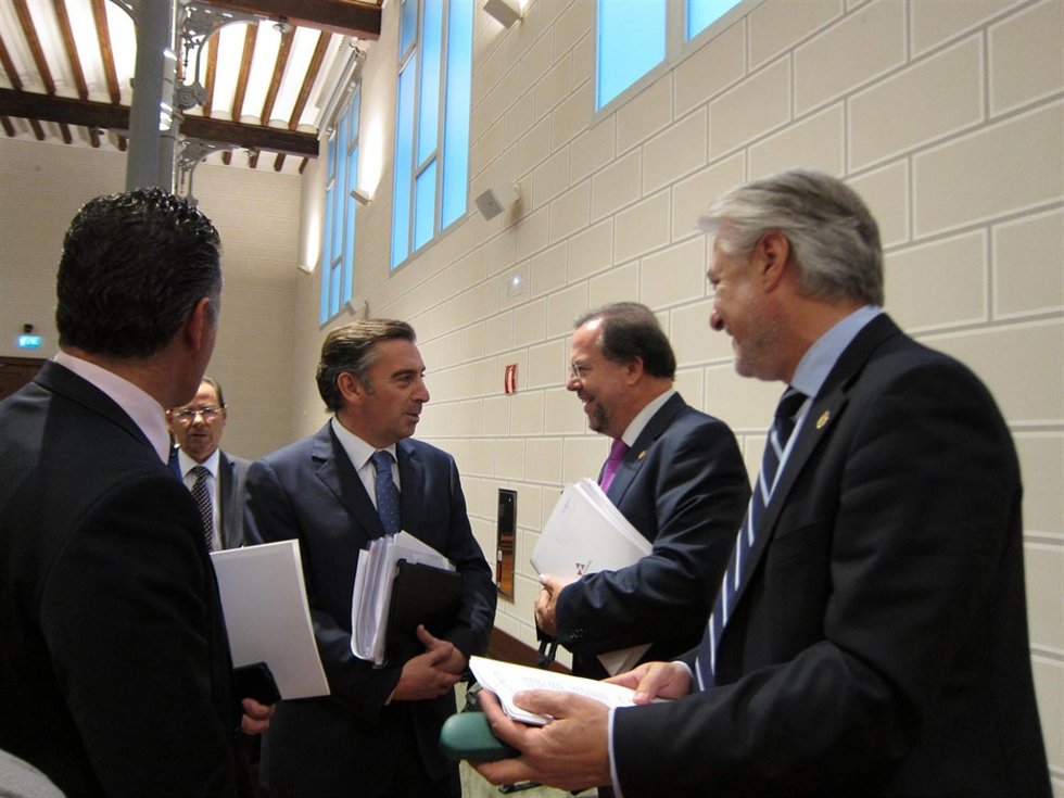 Beamonte charla con el diputado de CHA momentos antes del pleno