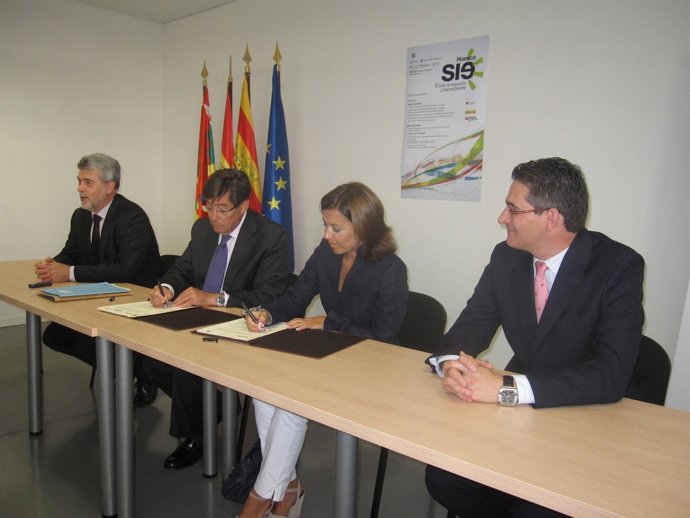 Un momento de la firma del convenio