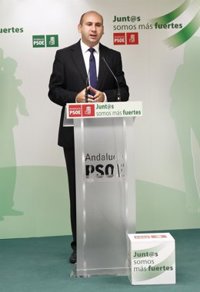 El PSOE acusa a Bendodo de tener un "pacto" con Martín Serón y le exige que "ponga fin a la pantomima"