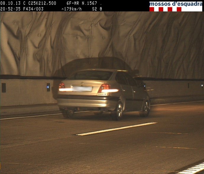Coche circulando a 178 km/h en un túnel