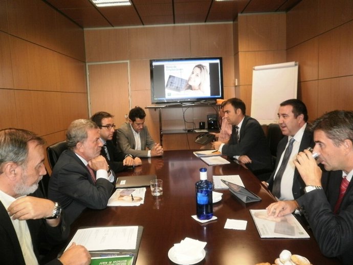 Junta presenta el Bono Joven a empresas granadinas