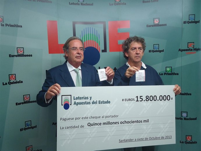 Ignacio de la Sierra y Marcial Carral con el cheque del premio