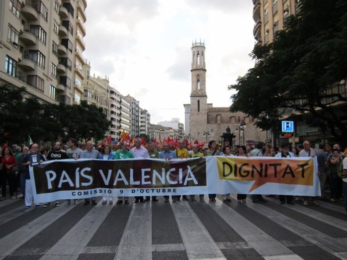 Manifestantes sostienen la pancarta 'País Valencià Dignitat'