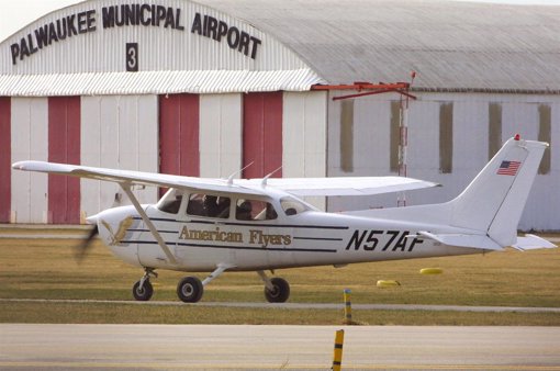 Un hombre que viajaba en una avioneta pasa de pasajero a piloto