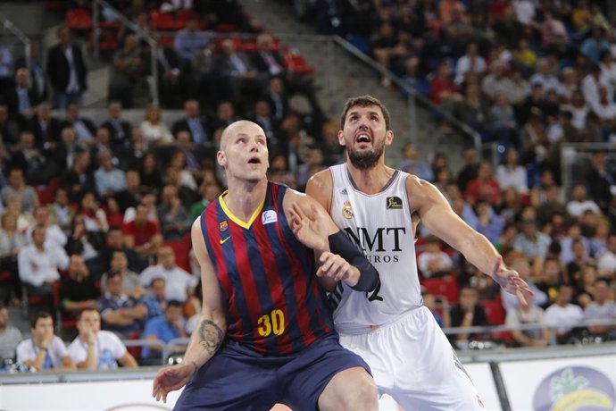 Maciej Lampe y Nikola Mirotic en el Barcelona - Real Madrid