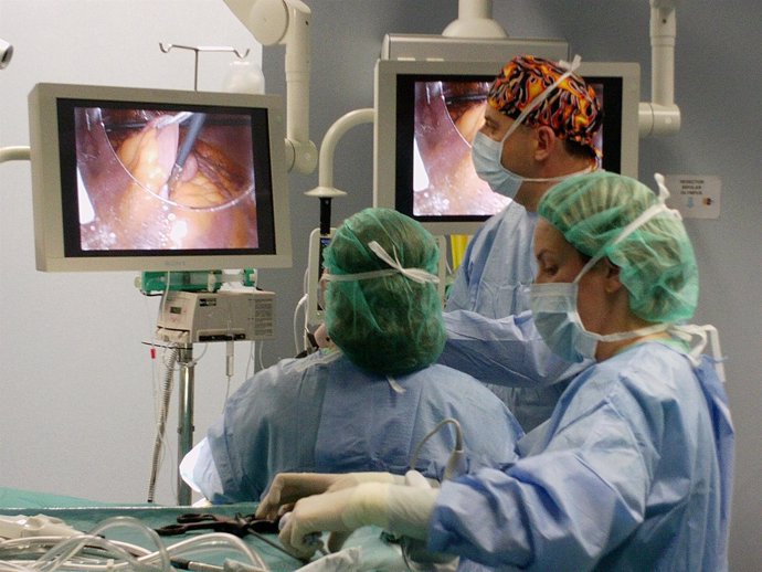 El doctor Solano operando