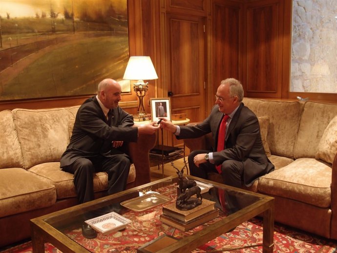 El fiscal jefe entrega la memoria al presidente del Parlamento       