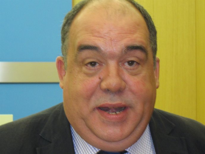 El consejero municipal de Acción Social y Deportes, Roberto Fernández