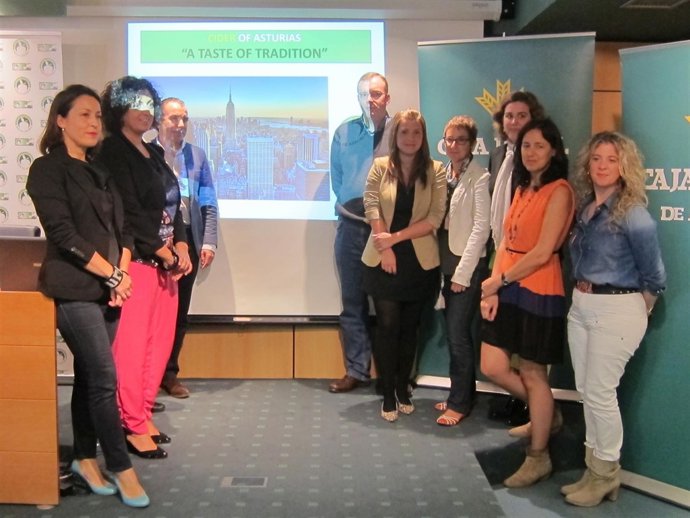 Miembros de las 8 empresas de sidra y del consejo regulador de la DOP 