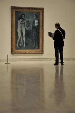 Un visitante contempla 'La vida' de Picasso