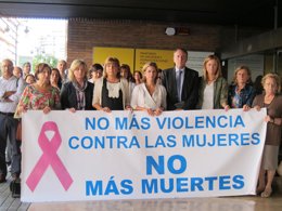 Sánchez de León junto al alcalde de Paiporta en la concentración