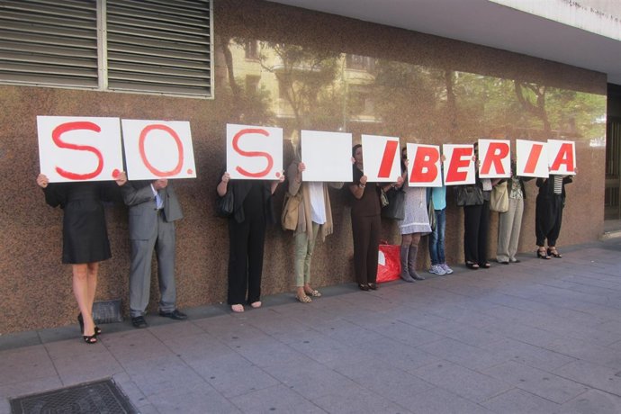 La Plataforma 'Los lunes al sol' protestan por el desmantelamiento de Iberia