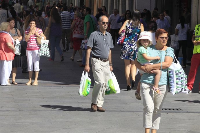 Gente comprando por el centro de Madrid