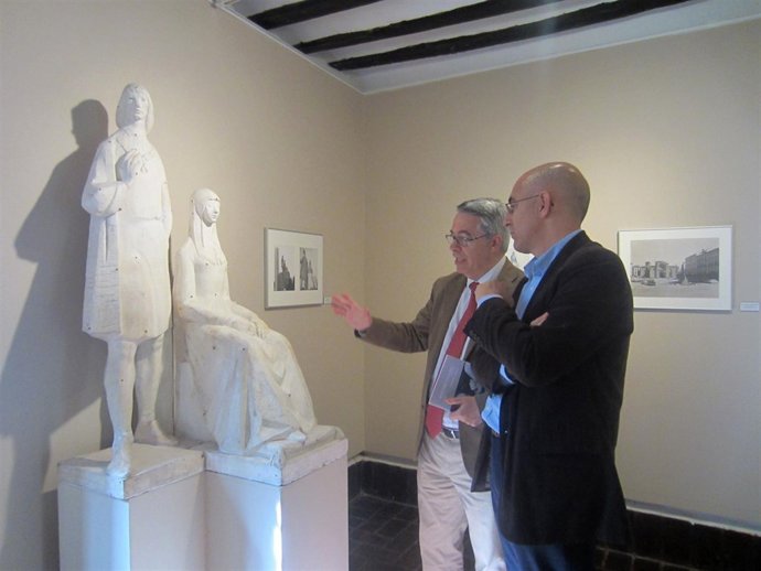 Jesús Urrea (derecha) y el subdirector del museo de escultura
