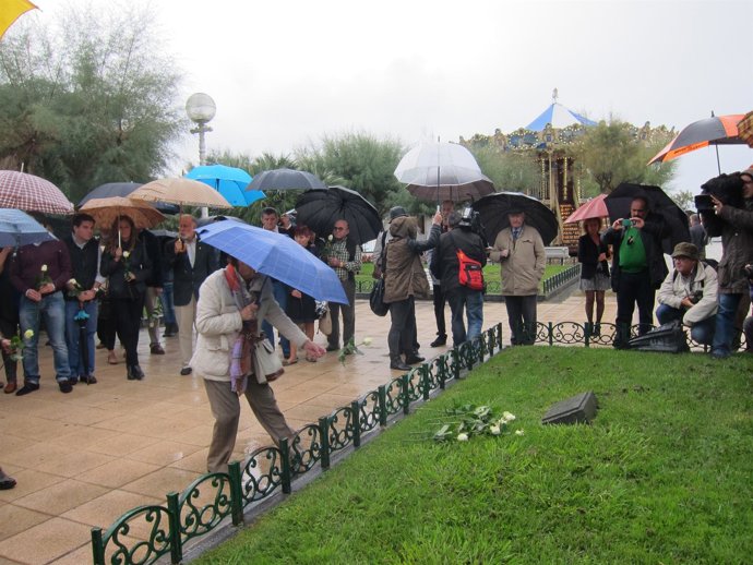 Ofrenda floral en el monolito de víctimas del terrorismo 