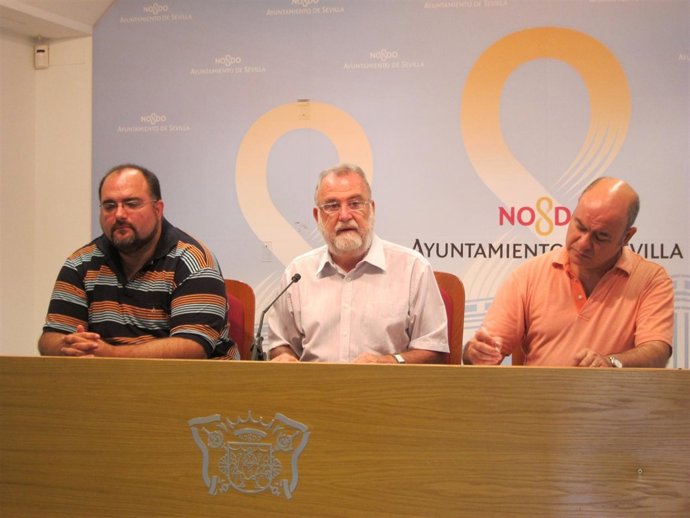 El portavoz de IU, Antonio Torrijos en rueda de prensa