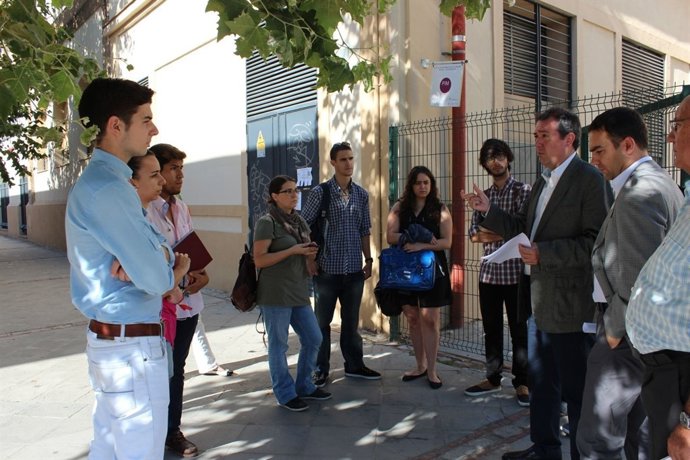 Espadas traslada su propuesta de bonobús a jóvenes de la ciudad