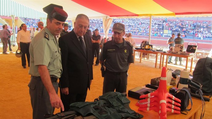 El subdelegado del Gobierno en Huelva, Enrique Pérez Viguera, junto al teniente.