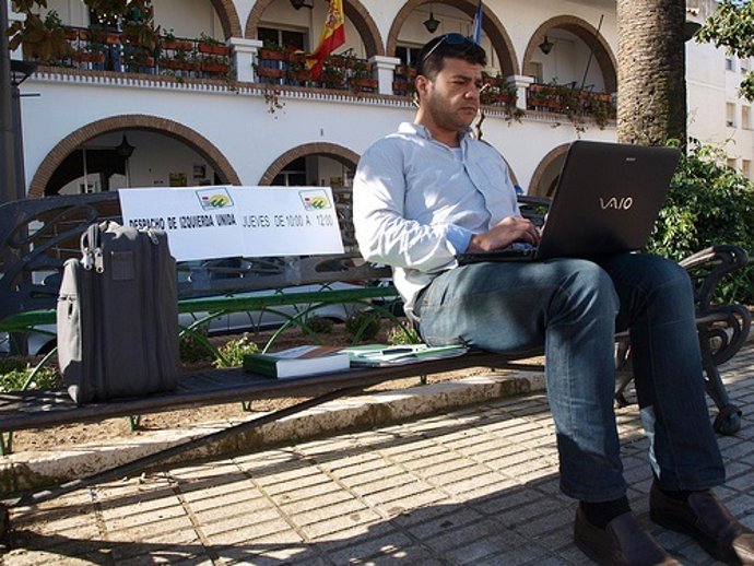 El portavoz de IU en Lepe, Javier Valderas, en una plaza de Lepe. 