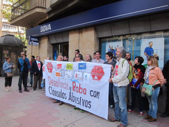 Acto de protesta a las puertas de la oficina bancaria este jueves en Salamanca.