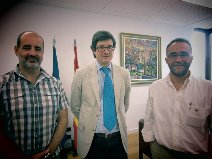 Iribas (centro) con el director y vicedirector del centro.
