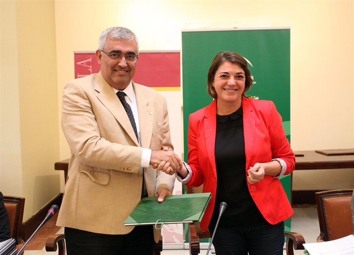 Antonio Ramírez de Arellano y Elena Cortés tras la firma del convenio