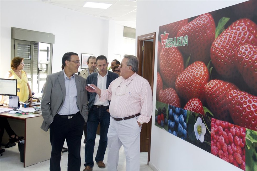 El presidente de la Diputación de Huelva, Ignacio Caraballo, en Freshuelva.
