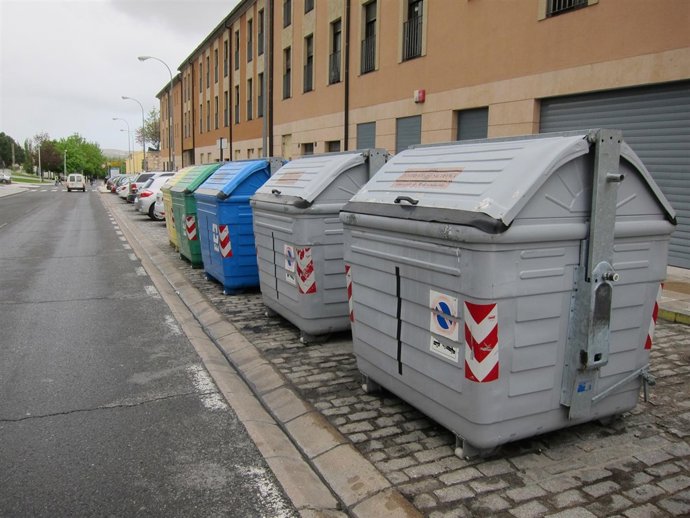 Contenedores De Basura Y Reciclaje En La Ciudad De Salamanca