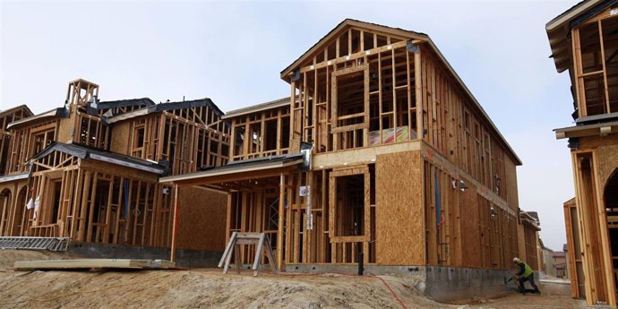 Unos obreros durante la construcción de una vivienda unifamiliar en San Diego, E